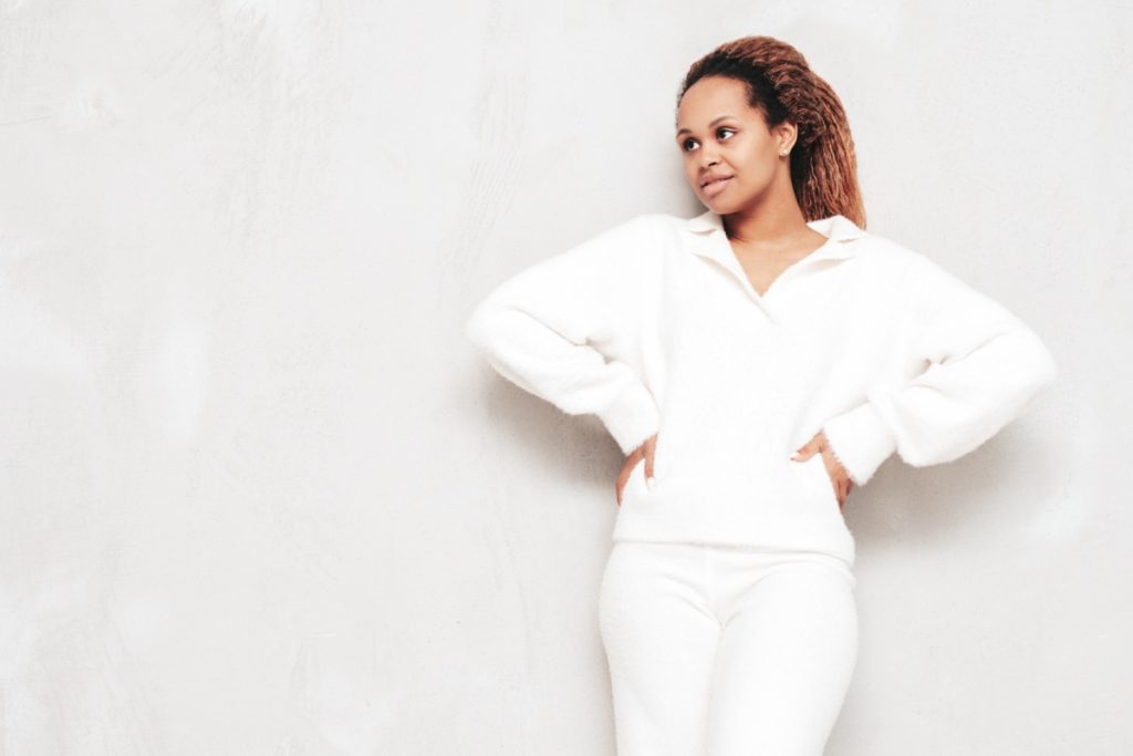 Jaka bluzka do białych spodni prezentuje się najlepiej?