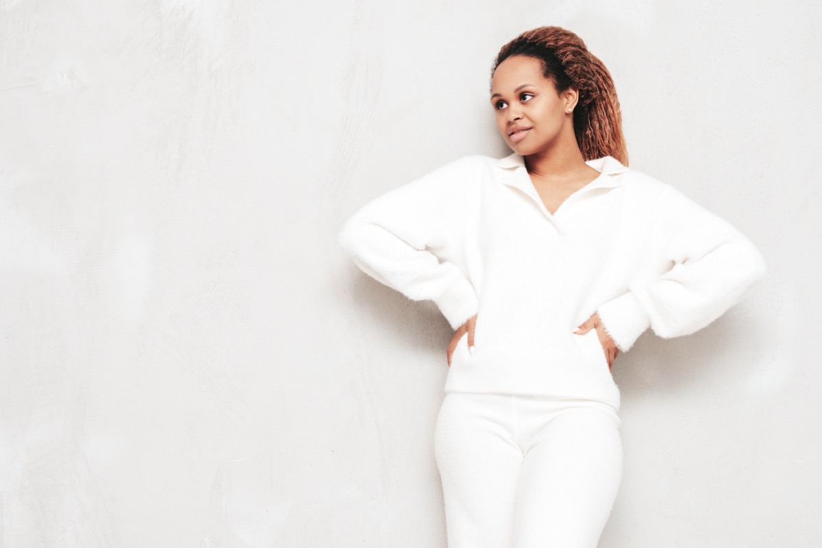 Jaka bluzka do białych spodni prezentuje się najlepiej?